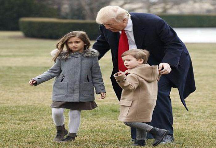 Donald Trump Ajak Jalan-jalan Dua Cucunya
